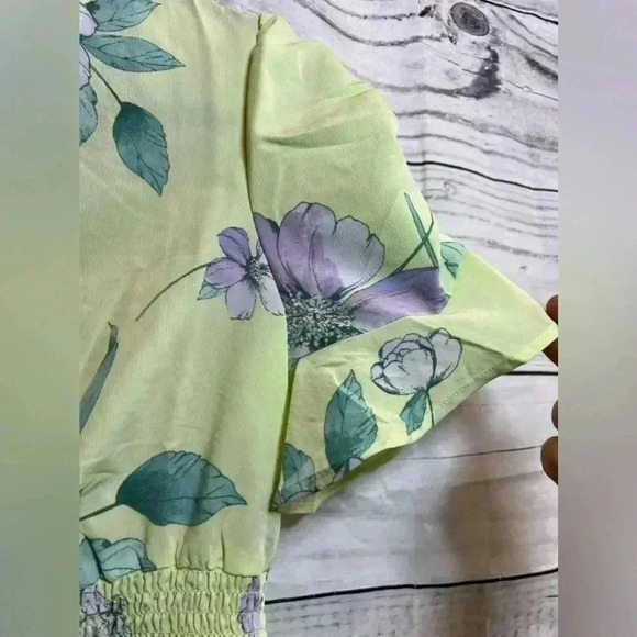 Rabbit rose V-neck, short sleeve, silky blouse - Picture 4 of 5